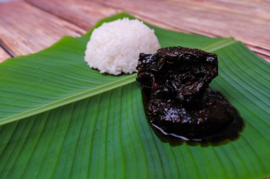 Soya sosunda pişmiş pirinç ve tavuk ya da muz yaprağında Ayam Masak Kicap.