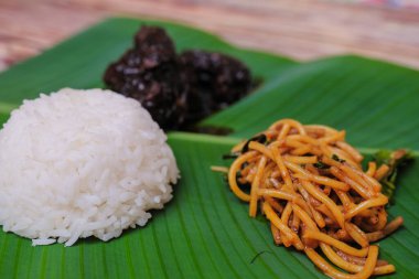 Soya sosunda pişmiş pilav ve tavuk ya da Ayam Masak Kicap ve muz yaprağında kızarmış erişte.