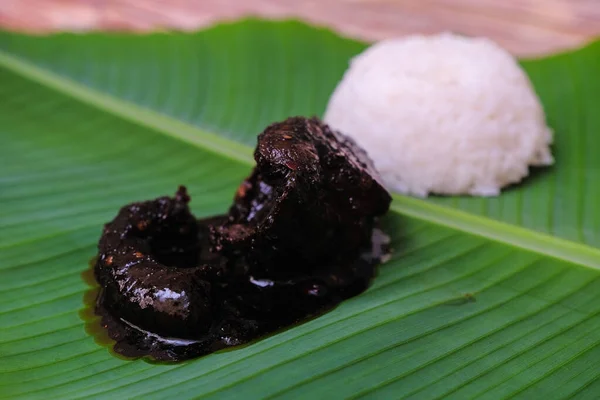 用酱油或Ayam Masak Kicap在香蕉叶上烹调的米饭和鸡肉 — 图库照片