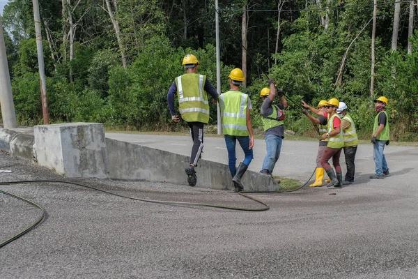 Muadzam Şah, Malezya - 1 Eylül 2021: Telekomünikasyon İnternet sağlayıcısı firmasından işçiler fiber optik kabloların uygulanması üzerinde çalışıyorlar .