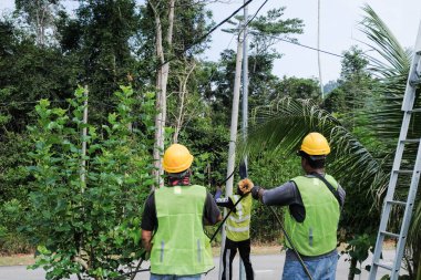 Muadzam Şah, Malezya - 1 Eylül 2021: Telekomünikasyon İnternet sağlayıcısı firmasından işçiler fiber optik kabloların uygulanması üzerinde çalışıyorlar .