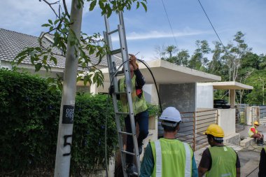 Muadzam Şah, Malezya - 1 Eylül 2021: Telekomünikasyon İnternet sağlayıcısı firmasından işçiler fiber optik kabloların uygulanması üzerinde çalışıyorlar .