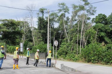 Muadzam Şah, Malezya - 1 Eylül 2021: Telekomünikasyon İnternet sağlayıcısı firmasından işçiler fiber optik kabloların uygulanması üzerinde çalışıyorlar .