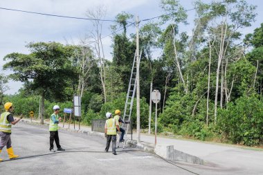Muadzam Şah, Malezya - 1 Eylül 2021: Telekomünikasyon İnternet sağlayıcısı firmasından işçiler fiber optik kabloların uygulanması üzerinde çalışıyorlar .