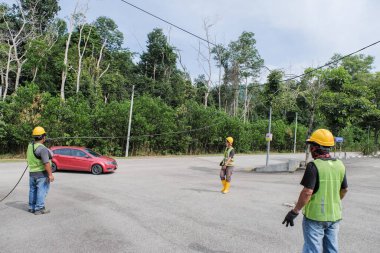 Muadzam Şah, Malezya - 1 Eylül 2021: Telekomünikasyon İnternet sağlayıcısı firmasından işçiler fiber optik kabloların uygulanması üzerinde çalışıyorlar .