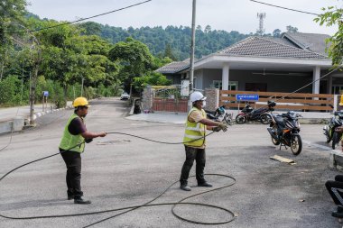 Muadzam Şah, Malezya - 1 Eylül 2021: Telekomünikasyon İnternet sağlayıcısı firmasından işçiler fiber optik kabloların uygulanması üzerinde çalışıyorlar .