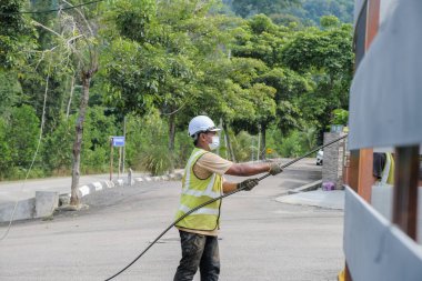 Muadzam Şah, Malezya - 1 Eylül 2021: Muadzam Şah 'ta fiber optik kabloların uygulanması üzerinde çalışan telekomünikasyon internet sağlayıcısı .