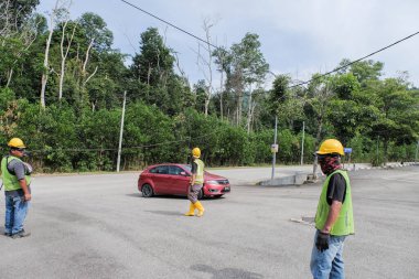Muadzam Şah, Malezya - 1 Eylül 2021: Telekomünikasyon İnternet sağlayıcısı firmasından işçiler fiber optik kabloların uygulanması üzerinde çalışıyorlar .