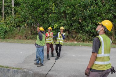 Muadzam Şah, Malezya - 1 Eylül 2021: Telekomünikasyon İnternet sağlayıcısı firmasından işçiler fiber optik kabloların uygulanması üzerinde çalışıyorlar .