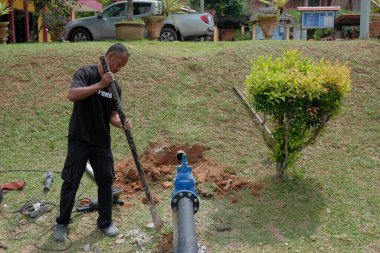 Muadzam Şah, Malezya - 1 Eylül 2021: Tesisatçı ana kanalizasyonlara yeni HDPE boruları kuruyor