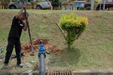 Muadzam Şah, Malezya - 1 Eylül 2021: Tesisatçı ana kanalizasyonlara yeni HDPE boruları kuruyor