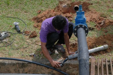 Muadzam Şah, Malezya - 1 Eylül 2021: Tesisatçı ana kanalizasyonlara yeni HDPE boruları kuruyor