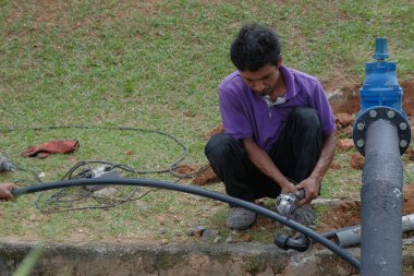 Muadzam Şah, Malezya - 1 Eylül 2021: Tesisatçı ana kanalizasyonlara yeni HDPE boruları kuruyor