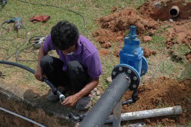 Muadzam Şah, Malezya - 1 Eylül 2021: Tesisatçı ana kanalizasyonlara yeni HDPE boruları kuruyor