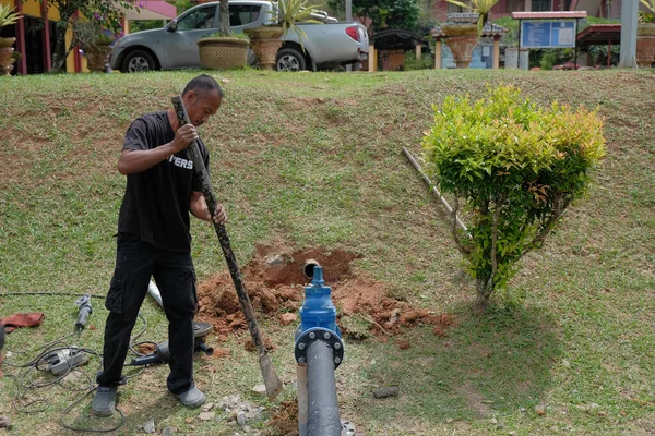 Muadzam Şah, Malezya - 1 Eylül 2021: Tesisatçı ana kanalizasyonlara yeni HDPE boruları kuruyor