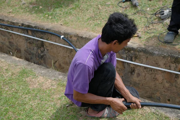 Muadzam Şah, Malezya - 1 Eylül 2021: Tesisatçı ana kanalizasyonlara yeni HDPE boruları kuruyor