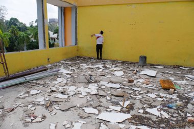 Muadzam Şah, Malezya - 4 Eylül 2021: Müteahhit yangın nedeniyle binanın onarımı sırasında çatı çalışmalarının ölçümlerini aldı