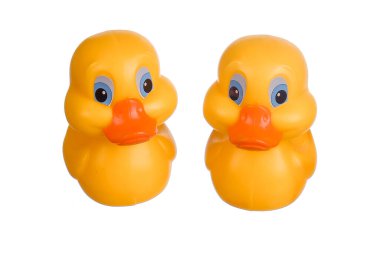 beyaz zemin üzerine sarı lastik ördek.