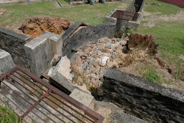 Drenaj hasarı. Yağmur mevsiminde toprak erozyonu ya da yamaçta heyelan