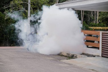 Malezya - 20 Eylül 2021: İşçi yerleşim alanını böcek ilaçlarıyla kaplayan işçiler