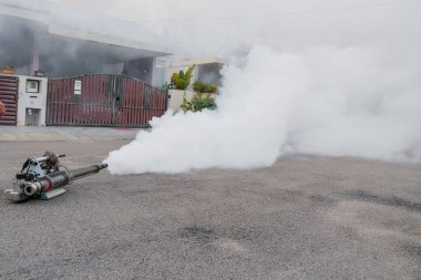 Aedes öldürmeye çalışan böcek öldürücüler ile yerleşim bölgesinde sisleme