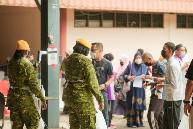 Muadzam Şah, Malezya - 28 Eylül 2021: Genç erkekler ve kadınlar, antiviral Covid-19 için kuyrukta bekleyen yaşlı vatandaşlar ve çocuklar