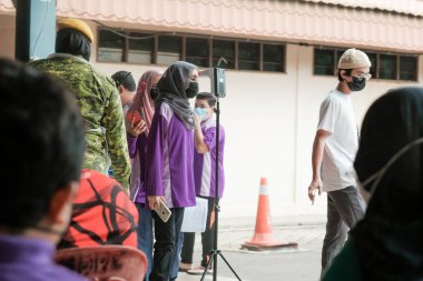 Muadzam Şah, Malezya - 28 Eylül 2021: Genç erkekler ve kadınlar, antiviral Covid-19 için kuyrukta bekleyen yaşlı vatandaşlar ve çocuklar