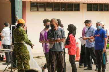 Muadzam Şah, Malezya - 28 Eylül 2021: Genç erkekler ve kadınlar, antiviral Covid-19 için kuyrukta bekleyen yaşlı vatandaşlar ve çocuklar