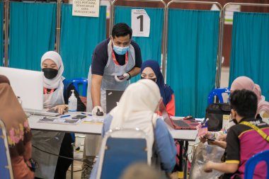 Muadzam Şah, Malezya - 28 Eylül 2021: Coronavirus covid-19 aşısı için maske takan insanların kapalı görüş