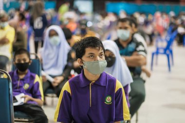 Muadzam Şah, Malezya - 28 Eylül 2021: Coronavirus covid-19 aşısı için maske takan insanların kapalı görüş