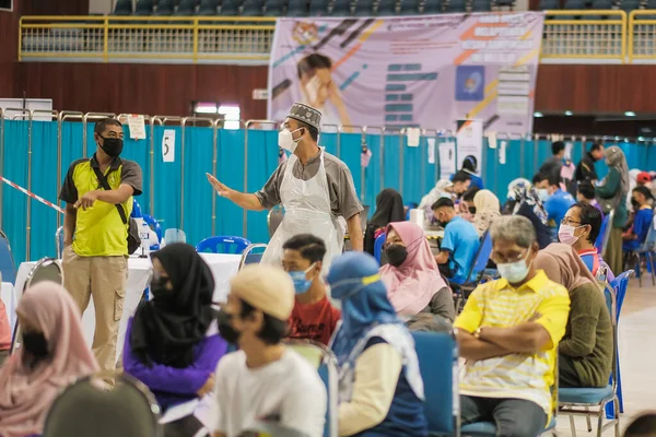 2021年9月28日 马来西亚 穆阿扎姆沙阿 人们头戴口罩排队等候验尸眼镜蛇 19疫苗的室内照片 — 图库照片