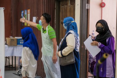 Muadzam Şah, Malezya - 28 Eylül 2021: Koronavirüs salgını sırasında görevlerini yerine getiren personel aşıları.