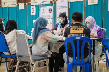 Muadzam Şah, Malezya - 28 Eylül 2021: Koronavirüs salgını sırasında görevlerini yapan personel aşıları.