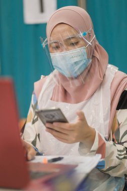 Muadzam Şah, Malezya - 28 Eylül 2021: Koronavirüs salgını sırasında görevlerini yapan personel aşıları.