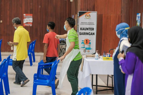 Moadzam Shah Malaysia September 2021 Staff Vaccinations Performing His Tasks — 图库照片