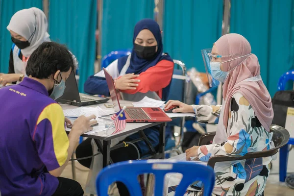 马来西亚穆阿扎姆沙阿 2021年9月28日 工作人员接种疫苗 在大肠病毒大流行期间执行任务 — 图库照片