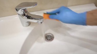 Lavaboyu süngerle temizlemek. en üstteki görünüm