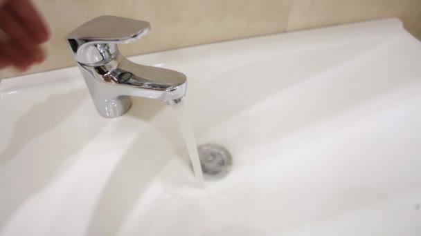Água Que Flui Torneira Banheiro — Vídeo de Stock