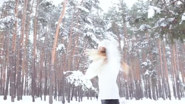 Красивая Улыбающаяся Девушка Зимнем Лесу Поза Белом Свитере Шляпе Варежках — стоковое видео
