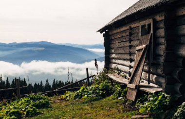 Dağlardaki vadide ahşap bir ev