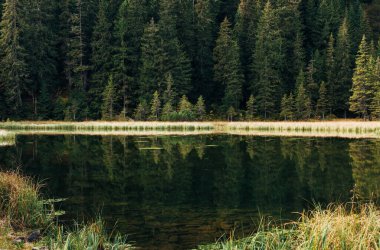 Sonbaharda alp güzel göl