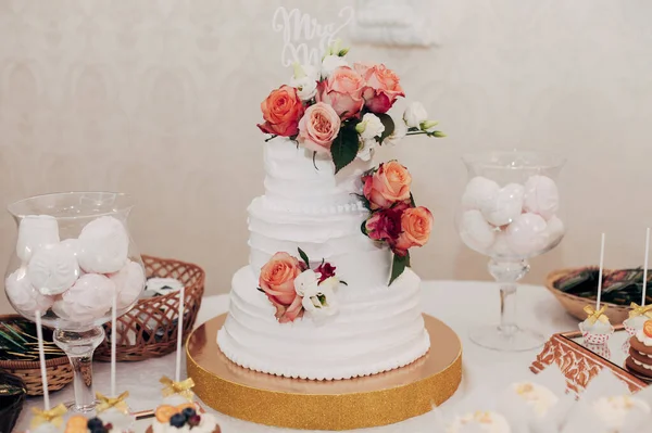 Gâteau Mariage Blanc Avec Des Fleurs — Photo