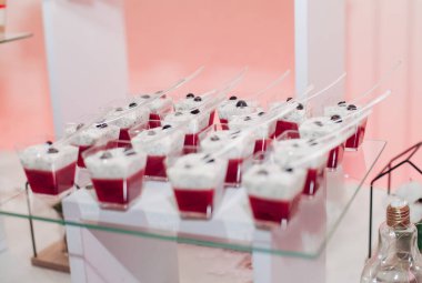 Masada yaban mersinli küçük kekler