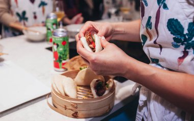 Shev çörekleri dolduruyor.