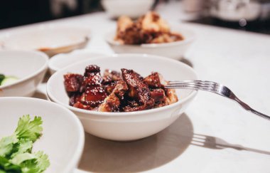 Tabakta taze kemiksiz domuz pirzolası