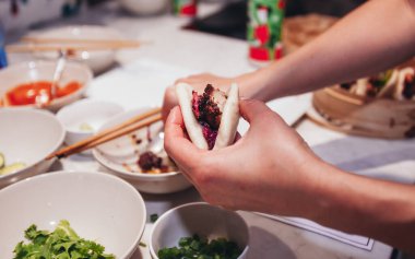 Shev çörekleri dolduruyor.