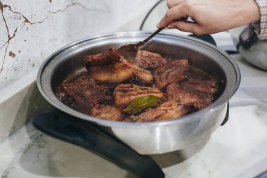 Domuz pirzolası pişirme işlemi