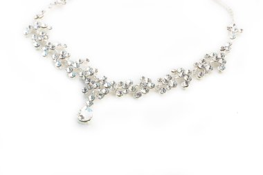 Gümüş renkli metal kolye üzerinde izole bakmak beyaz kristal ile