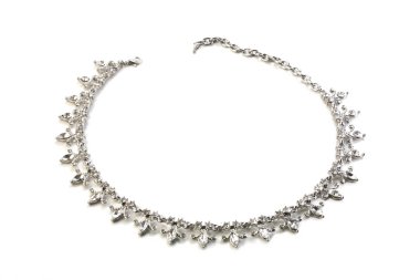 Gümüş renkli metal kolye üzerinde izole bakmak beyaz kristal ile