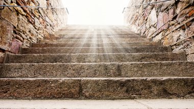 Eski tarihi taş merdiven sunshine Castell De Montjuic, Barselona İspanya ışık ile